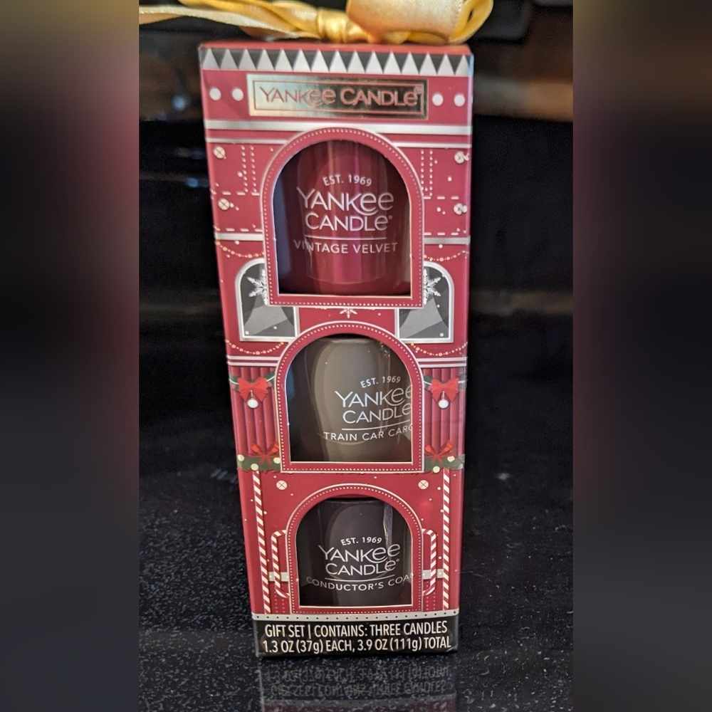 Yankee Candle Holiday Gift Set - Vintage Velvet, Train Car, Conductor's Coat
